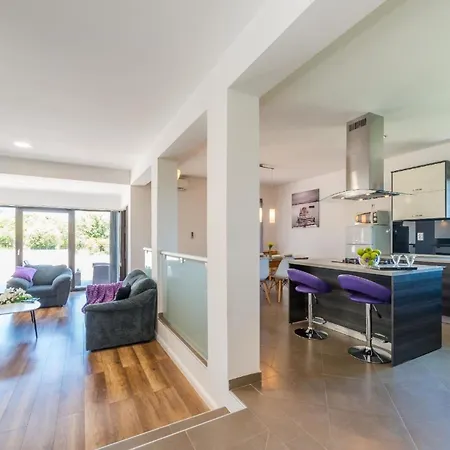 Ferienhaus In Mit Grossem Garten Nyaraló