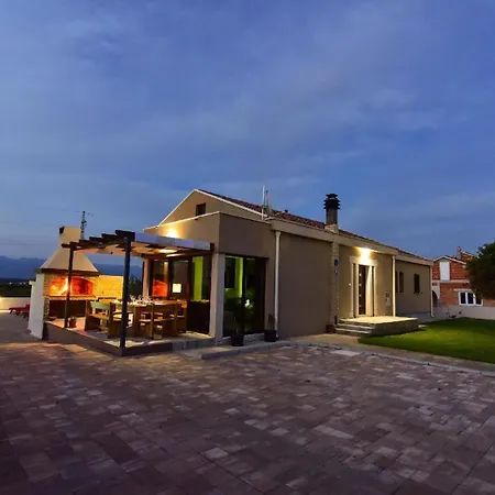 Ferienhaus In Mit Grossem Garten Nyaraló Ninski Stanovi